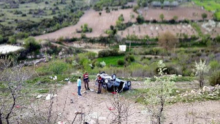 Hafif ticari araç uçuruma yuvarlandı: 1 ölü, 3 yaralı