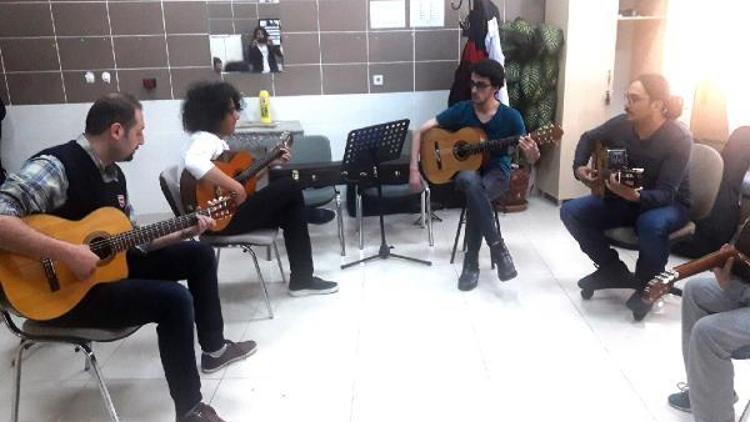 Suriyeli Shala, gitar eğitim alıyor