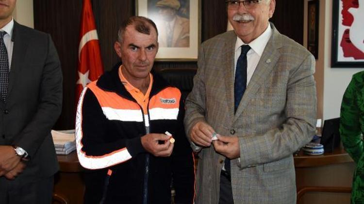 Çöpte bulduğu Türk bayrağını öpüp cebine koyan personel ödüllendirildi
