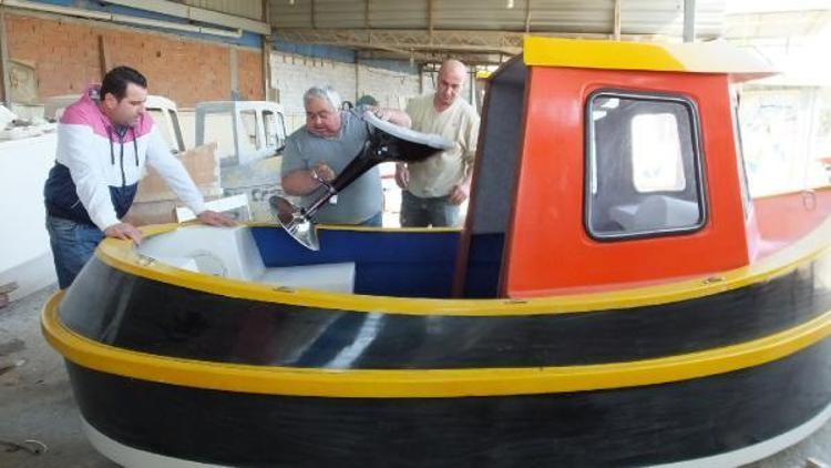 Oyuncu ve sunucu Alp Kırşan için mini tugboat üretiyor