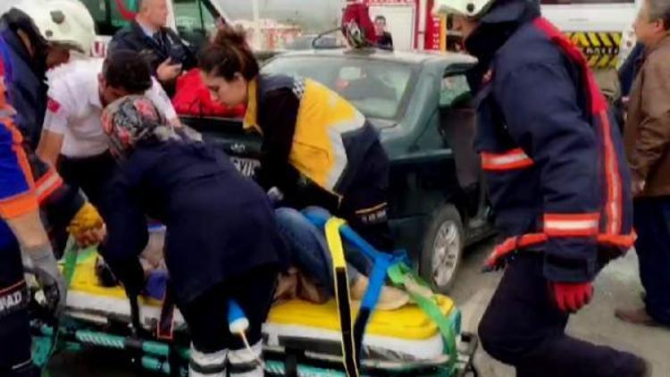 Otomobil, okul servisine çaptı: 1 ölü, 4 yaralı