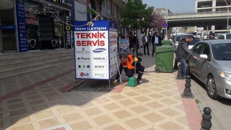 Eczacı, bir günlüğüne çöpçü oldu, sokakları süpürdü