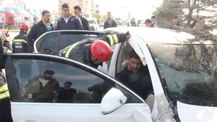 Kırmızı ışıkta sızan sürücü kendisini uyandıran polisi görüp kaçınca direğe çarptı