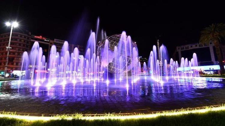 İzmir 9 Eylül Meydanında marşlı ışık ve su gösterisi