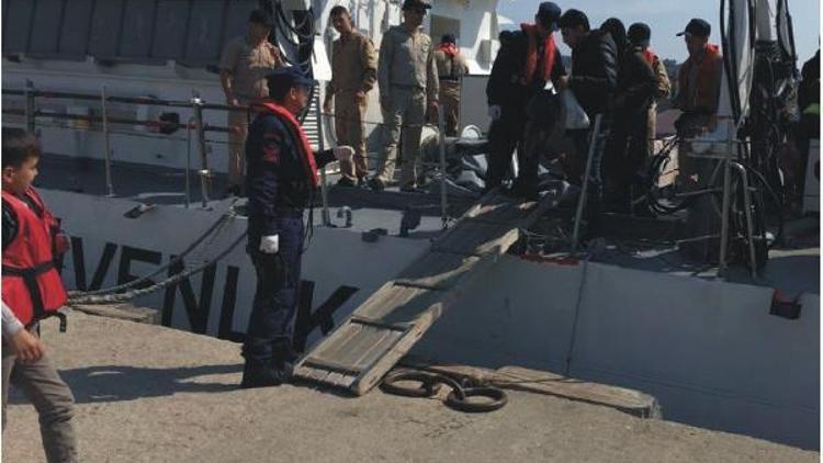 Tekneleri batma tehlikesi geçiren 37 kaçak kurtarıldı