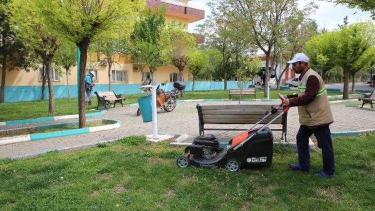 Parklarda bakım ve yeşillendirme çalışması