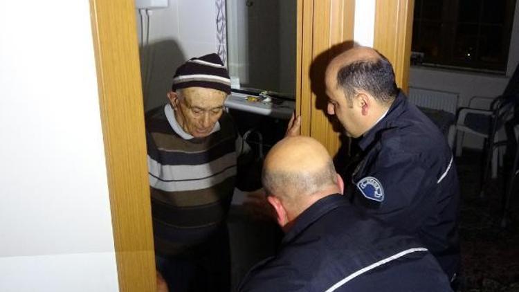 Polis, tuvalette mahsur kalan yaşlı adamı, hırsızların kullandığı yöntemle kurtardı