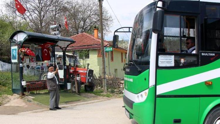 Otobüs durağını güzelleştiriyor