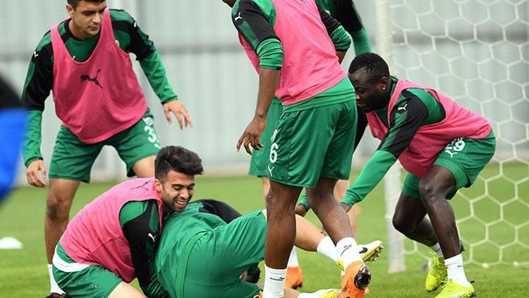 Bursaspor’da neşeli antrenmanla Göztepe maçı hazırlıkları devam etti