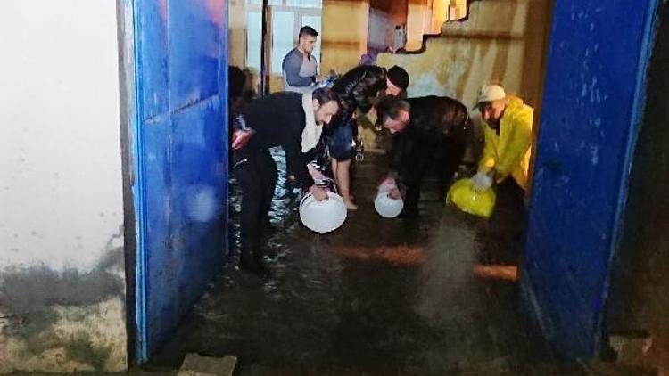 Nusaybinde polisler, yağmur sularının tahliyesine yardım etti
