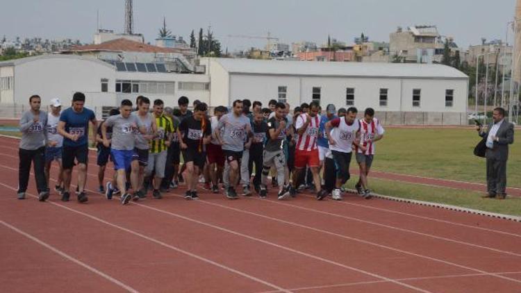 Adanada posta dağıtıcılarının yürüyüş yarışması