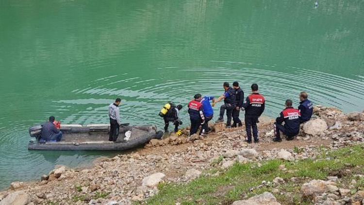 Baba ve iki oğlunun cenazeleri, 30 metreden çıkarılmaya çalışılıyor