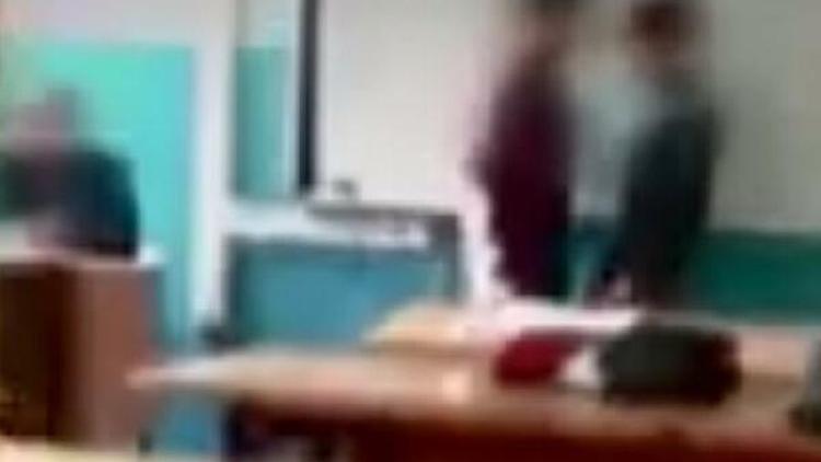 Sınıfta öğrencilerini kavga ettiren öğretmen açığa alındı