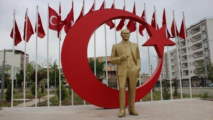 Kahta Kaymakamlığı bahçesine Atatürk heykeli