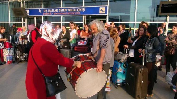 Mardine Fransadan gelen turistler davul zurna ile karşılandı