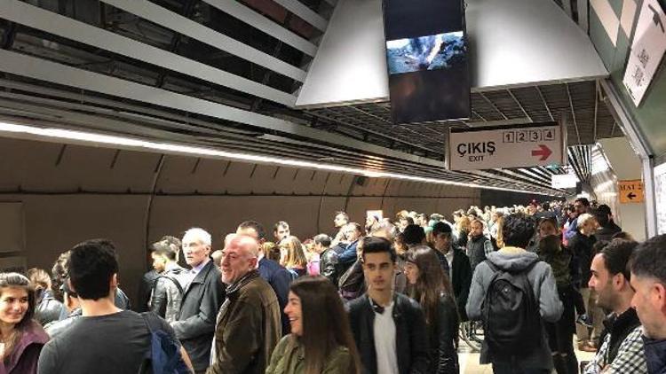 Sirkeci Marmaray İstasyonunda bir yolcu raylara düştü-1