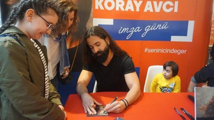 Koray Avcı yeni albümünü ilk kez imzaladı