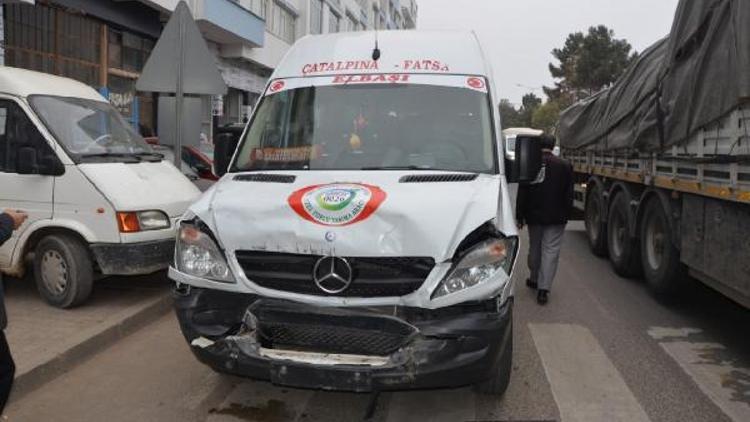 Servis minibüsüne TIR çarptı: 7 öğretmen yaralandı