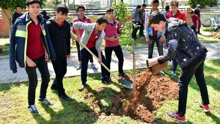 Tütüncü, öğrencilerle fidan dikti