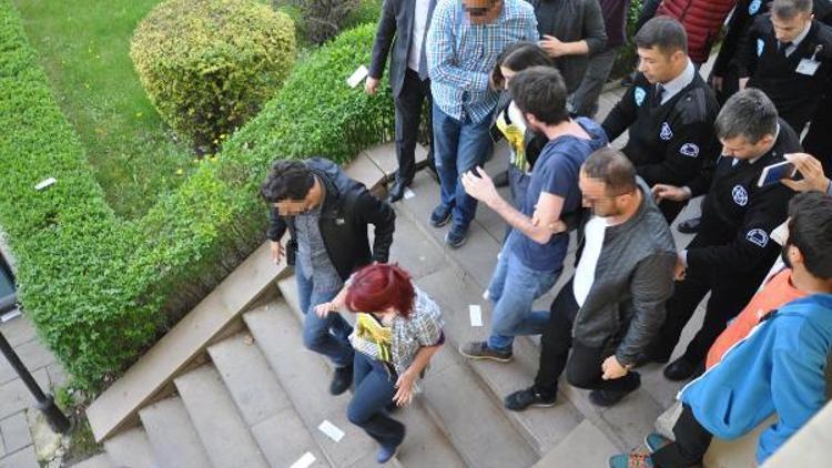 Osmangazi Üniversitesinde bildiri dağıtan 3 öğrenci gözaltında
