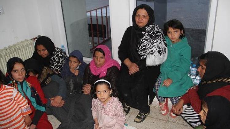 Başkale’de, 17 Afgan kaçak yakalandı