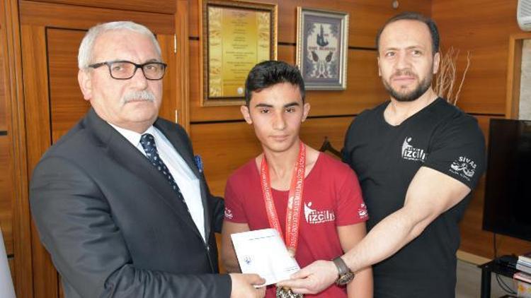 Bilek güreşi sporcusu Ömere, Sivas Belediyesi sponsor oldu