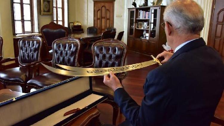 Başkan Yılmaza Fetih Sureli zülfikar kılıcı hediye edildi