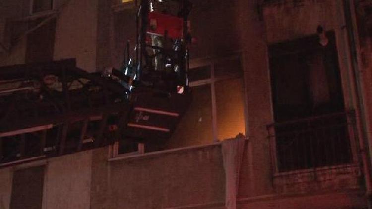 Kadıköyde  4 katlı apartmanda yangın paniği