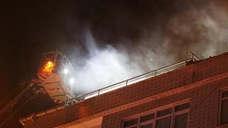 Bahçelievlerde 5 katlı binanın çatısı alev alev yandı