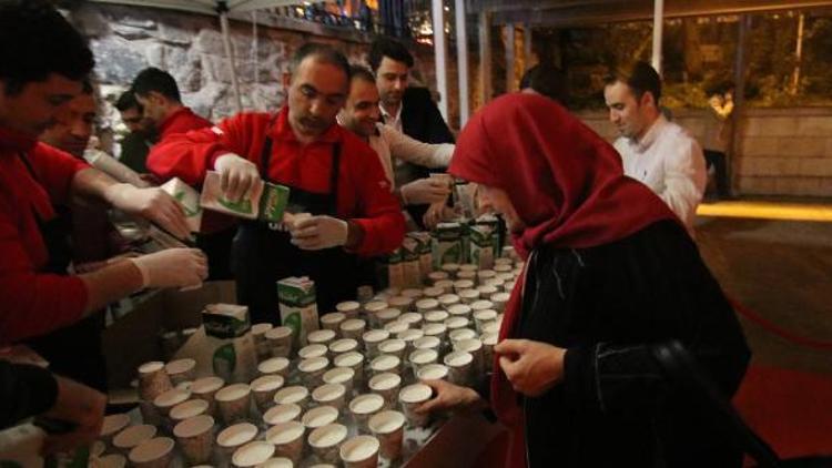 Ulu Camiden çıkanlara 2 ton süt dağıtıldı