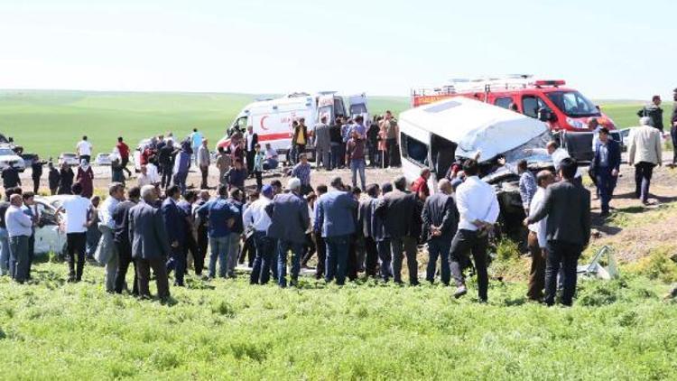 Diyarbakırda aynı yerde art arda 2 kaza: 2 ölü, 13 yaralı