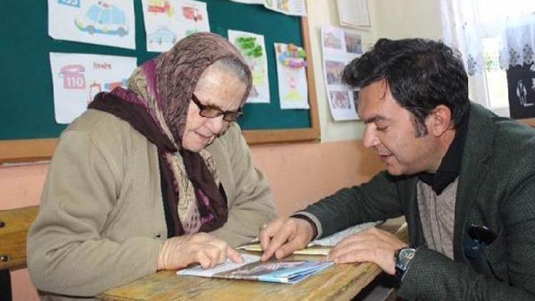 Kaymakamdan okuma kursuna baklavalı ziyaret