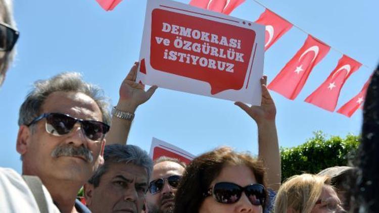 Adanada CHPlilerden OHALe karşı oturma eylemi