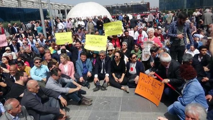 CHPliler Bursada oturma eylemi yaptı