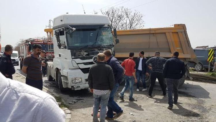 Hafriyat kamyonu İETT otobüsüne çarptı: 6 yaralı