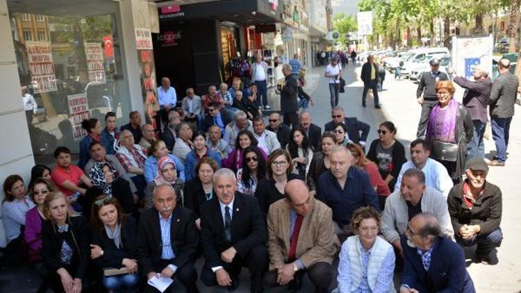 Kahramanmaraşta CHPlilerden OHALe karşı oturma eylemi