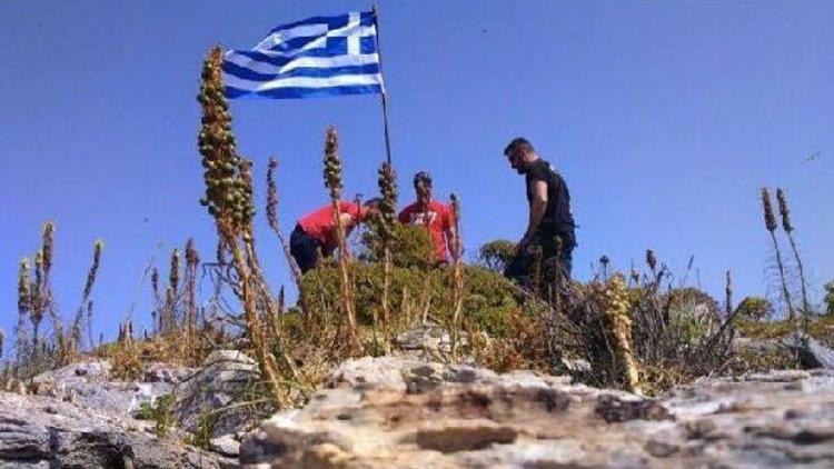 Didim açıklarındaki kayalıkta bayrak gerginliği