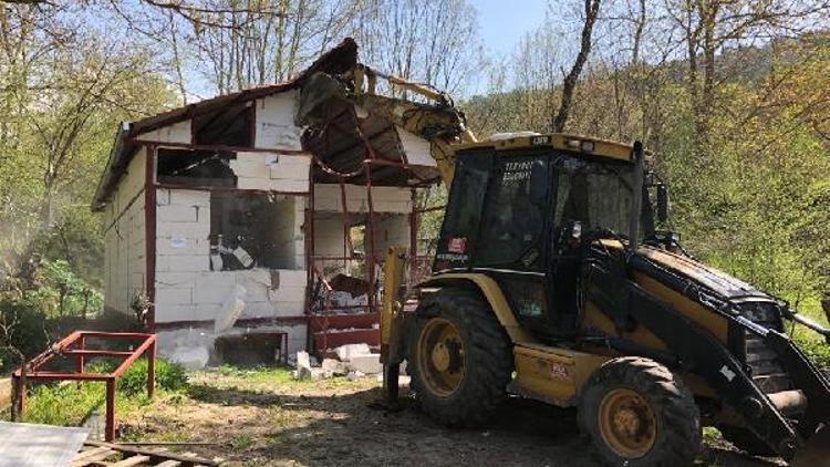Orman arazisine yapılan kaçak ev yıkıldı