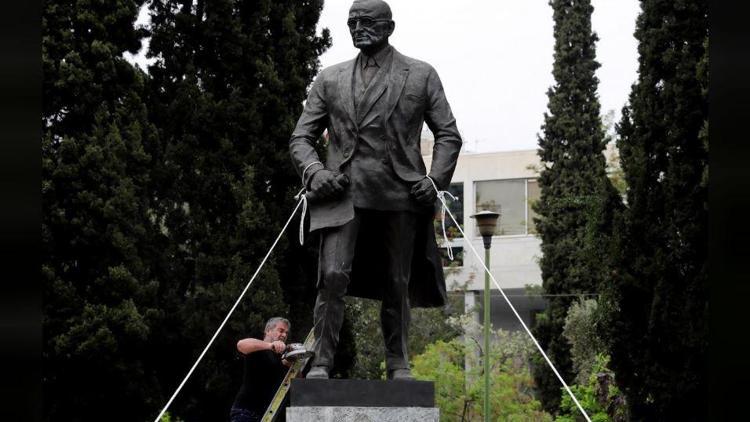 Yunan eylemciler Amerikan heykelini yıkmak istedi