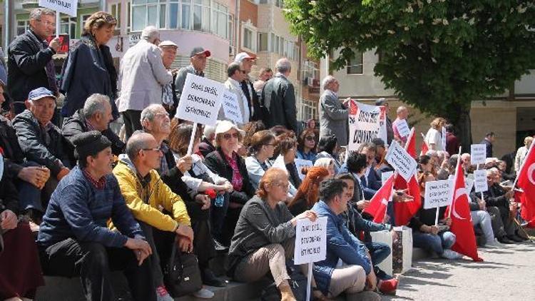 Amasyada CHPlilerden OHALe karşı oturma eylemi