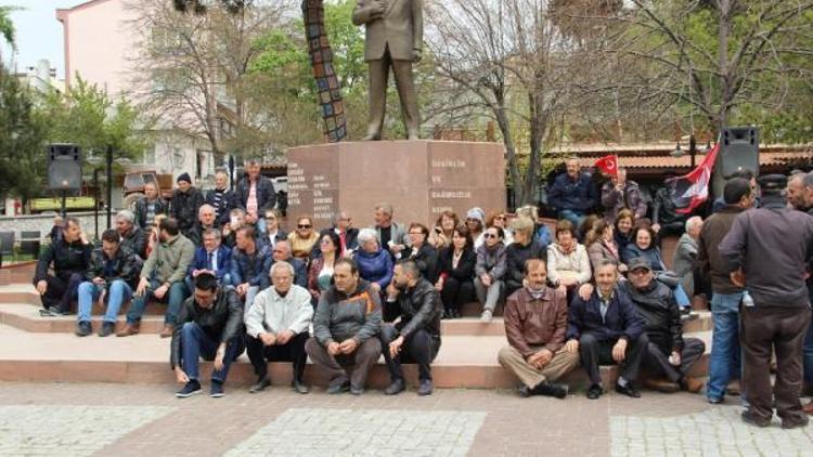 CHP Gelibolu Teşkilatı OHALe karşı oturma eylemi yaptı
