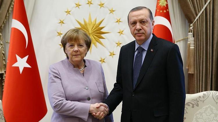 Erdoğan, Merkel’le görüştü