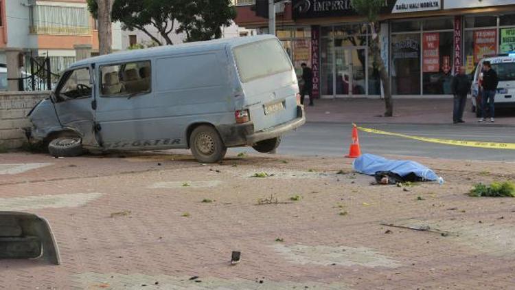 Taksi, minibüse çarptı: 1 ölü