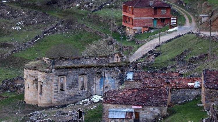 Arkeolojik doğal sit alanı Santa Harabelerine tuğla bina