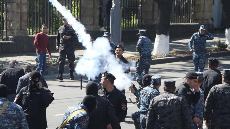 Ermenistanda gösteriler büyüyor Kadife devrim ilan etti
