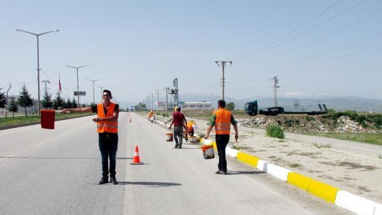 Sandıklıda bordürler boyanıyor