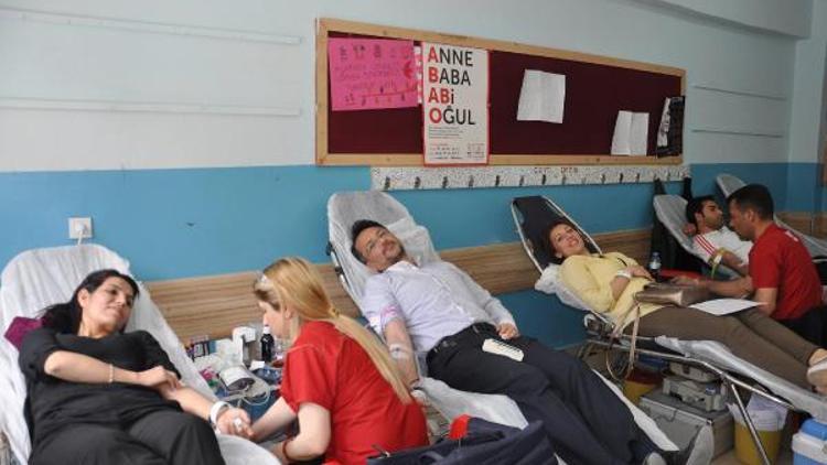 Öğrencilerden kan bağışı etkinliği