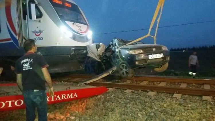 Yolcu treni otomobile çarptı: 1i ağır 3 yaralı
