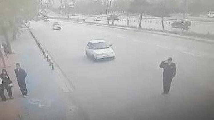 Valiye selam veren polise çarpan sürücü: Trafik yoğundu, kaçamadım