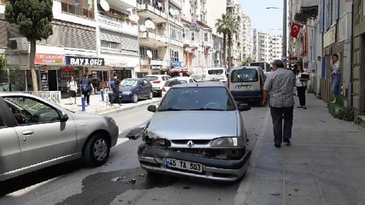 Sürücünün tansiyonu yükseldi, 4 otomobil çarpıştı